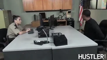 La policía se pone a comerle todo el rabo al delincuente negro..