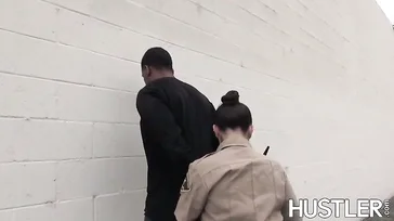 La policía se pone a comerle todo el rabo al delincuente negro..