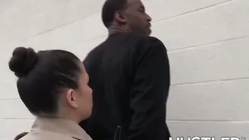 La policía se pone a comerle todo el rabo al delincuente negro..