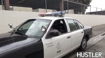 La policía se pone a comerle todo el rabo al delincuente negro..