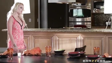 Tiene a la cuñada en la cocina y le pega un buen polvazo..