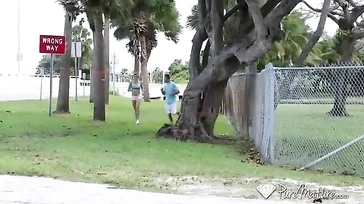 Ils rentrent à la maison après avoir couru et commencent à baiser.