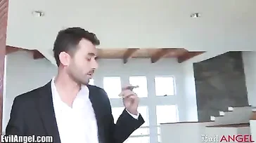 Die Nachbarin kommt ins Haus, damit ich sie richtig hart ficken kann.