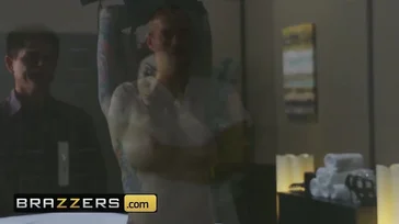 O massagista não dá trégua para a bunda grande de Monique Alexander