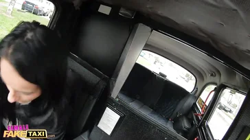 Motorista de táxi e cliente curtem uma boa foda lésbica.