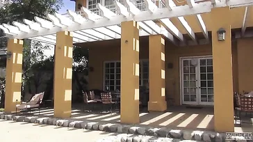 Son mari n'est pas à la maison et elle en profite pour baiser le voisin.
