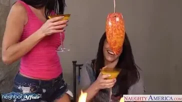 Pornô a três com a sogra e a namorada desse cara.