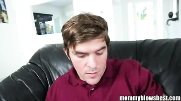 Espectacular mamada que le hace la madre a su hijo..