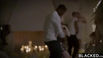 Una donna matura e focosa che scopa due uomini neri contemporaneamente.