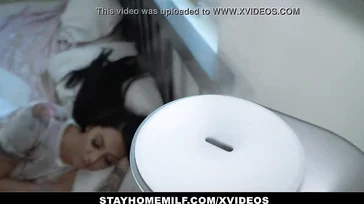 Elle se réveille excitée et va directement vers la bite de son beau-fils.
