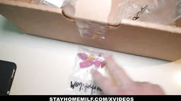 Elle se réveille excitée et va directement vers la bite de son beau-fils.