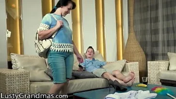 La madre se queda desnuda delante del chaval, quiere algo..
