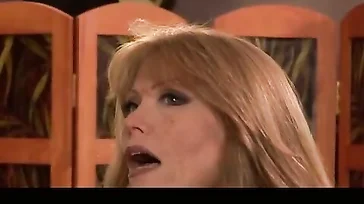 Darla Crane muy cachonda y follando con un amigo negro..
