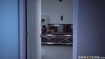 Tochter und Mutter sind so geil auf diesen großen Schwanz!