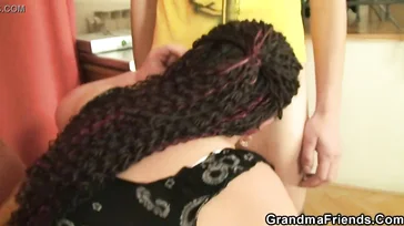 Garota madura e gorda ousa experimentar dois paus, que vagabunda!