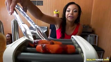 Ele come um cachorro-quente... E um bom pau!
