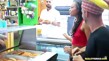 Ele come um cachorro-quente... E um bom pau!