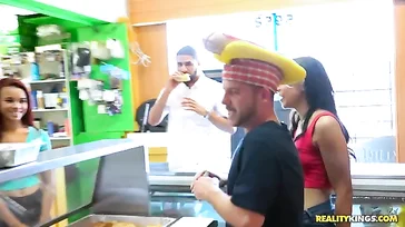 Ele come um cachorro-quente... E um bom pau!