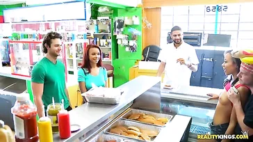 Ele come um cachorro-quente... E um bom pau!