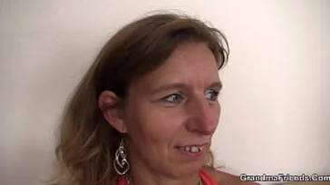 Os filhos dão uma surra na mãe... Que foda!