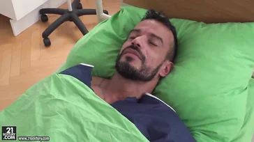 La enfermera tetona tiene dos pollas para ella sola..