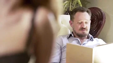 Britney Amber zieht für ihren Mann ihre beste Unterwäsche an, pfui!