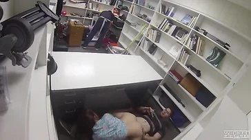 Sexe hard dans l'entrepôt du prêteur sur gage.