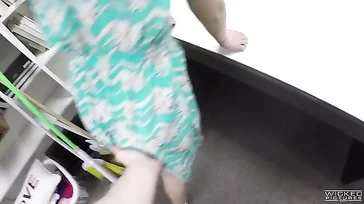 Sexe hard dans l'entrepôt du prêteur sur gage.