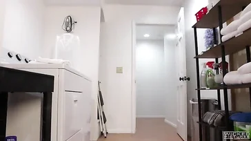 Il ne veut pas le salir, c'est pourquoi il éjacule partout dans sa bouche.