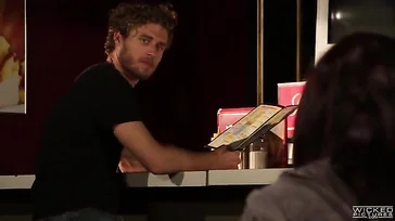 Il ne veut pas le salir, c'est pourquoi il éjacule partout dans sa bouche.