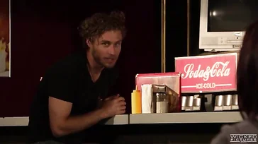 Il ne veut pas le salir, c'est pourquoi il éjacule partout dans sa bouche.