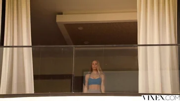 Nicole Aniston polit une belle bite.