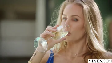 Nicole Aniston polit une belle bite.