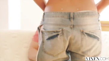 Ele vai se divertir muito com esse pedaço de bunda.