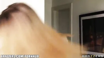 Was für ein Empfang die Blondine ihrem Schwager bereitet.