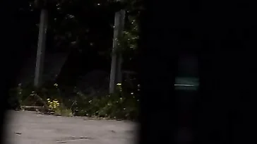 Empiezan follando en el parking.. Luego acaban en la cama..