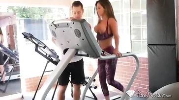 Ficken im Fitnessstudio bei Reena Sky zu Hause..