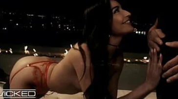 Polvo sensual con Emily Willis sobre la luz de las velas..