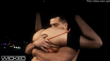 Polvo sensual con Emily Willis sobre la luz de las velas..