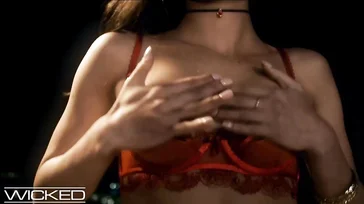 Polvo sensual con Emily Willis sobre la luz de las velas..