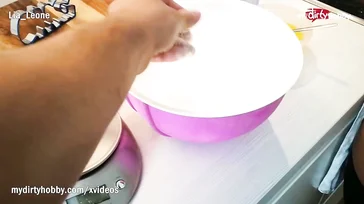 Casal amador faz seu vídeo pornô caseiro na cozinha.