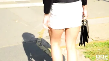 La fille fait des avances à l'agent immobilier.