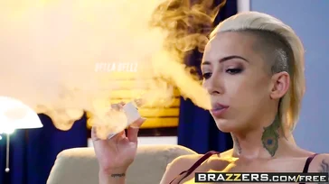 Puro fuego el culazo de Bella Bellz, como lo menea, uuuf!