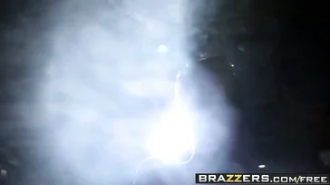 Puro fuego el culazo de Bella Bellz, como lo menea, uuuf!