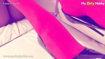 Die schwarze Luna Corazón bildet mit ihren Füßen einen schönen Strohhalm.