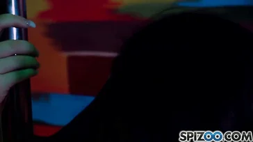 Stripperin Noelle Easton steckt ihre Titten in seinen Mund.
