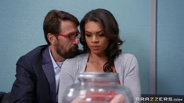 Steve Holmes se la clava entera a esta chica negra