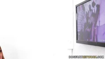 Gretige zwarte meid eet twee pikken in een gloryhole
