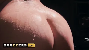 Impossible de nettoyer la voiture avec une femme nue comme ça.