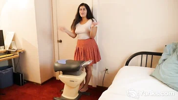Sie steigt auf die Fickmaschine, um es zu genießen.